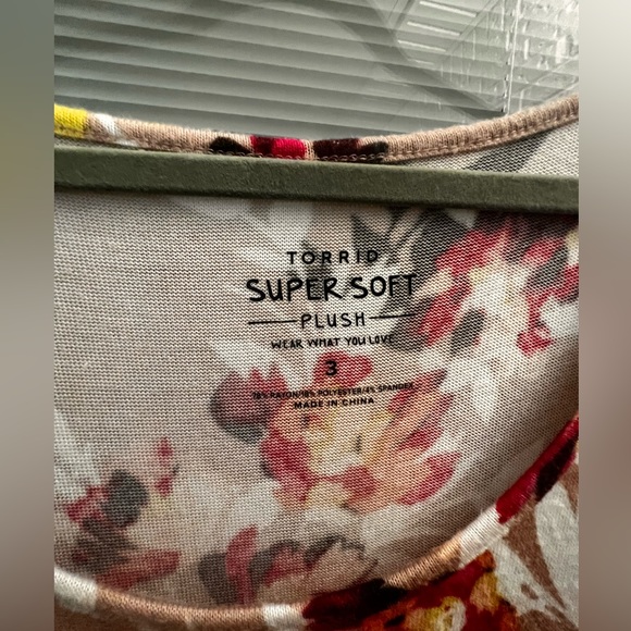 25% off listed price. Plus size super soft top.Wear with leggings.Good condition - Picture 3 of 3